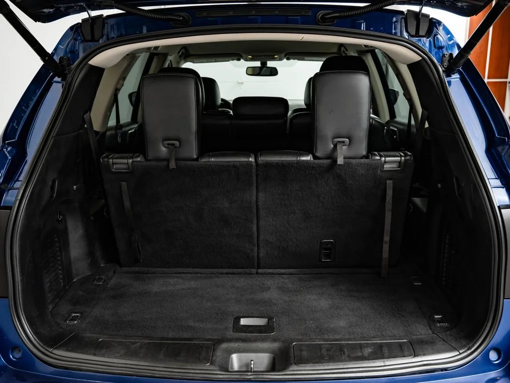 Used 2018 Caspian Blue Nissan SL image 20
