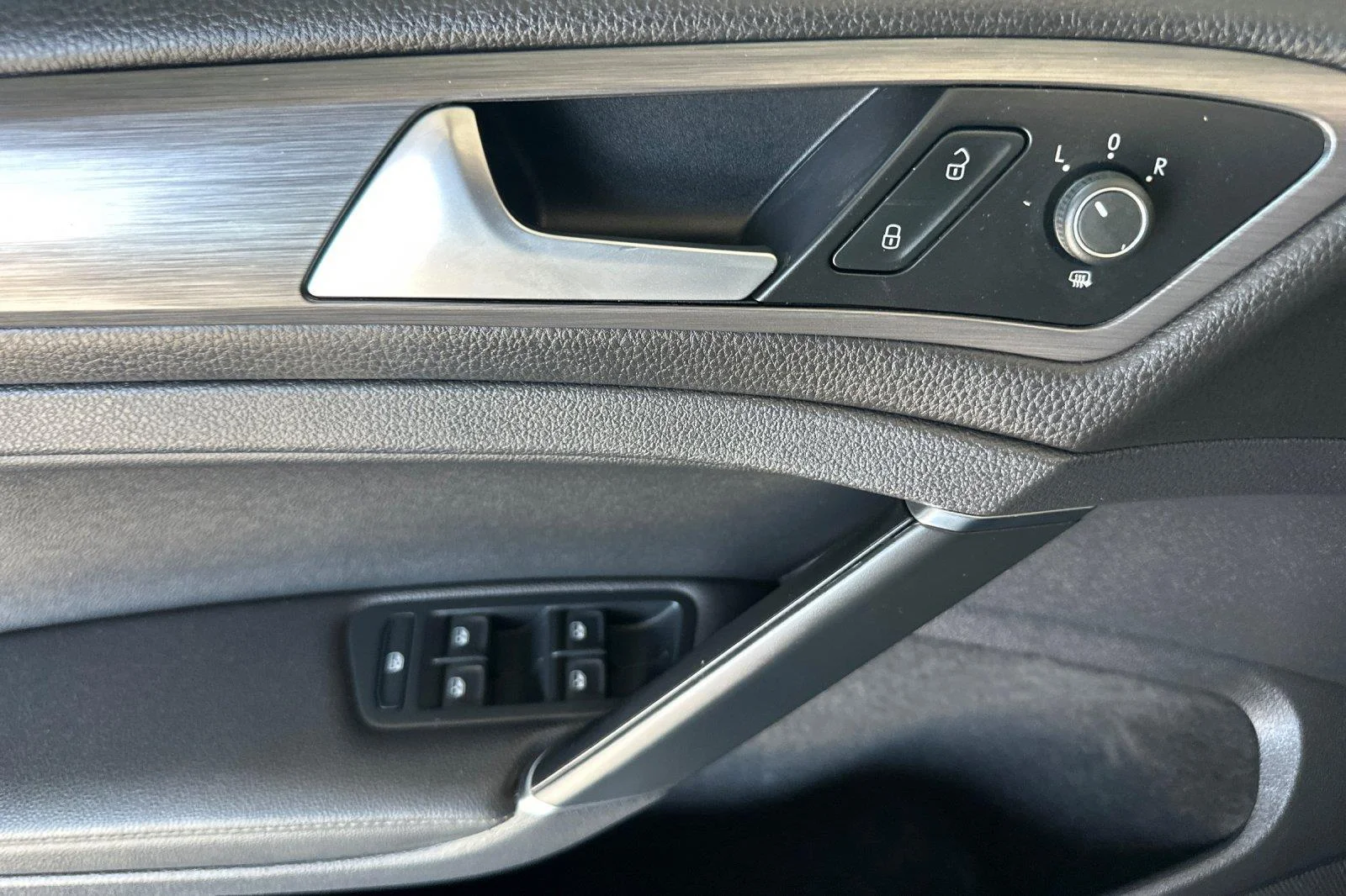 Used 2019 Deep Black Pearl Volkswagen SE image 11