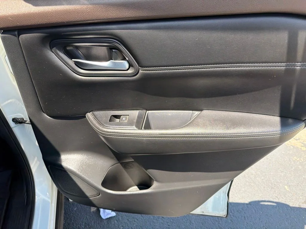 Used 2022 White Nissan SV image 18