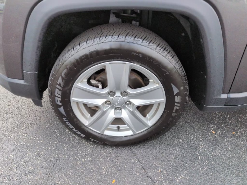 Certified Used 2022 Gray Jeep Latitude image 12