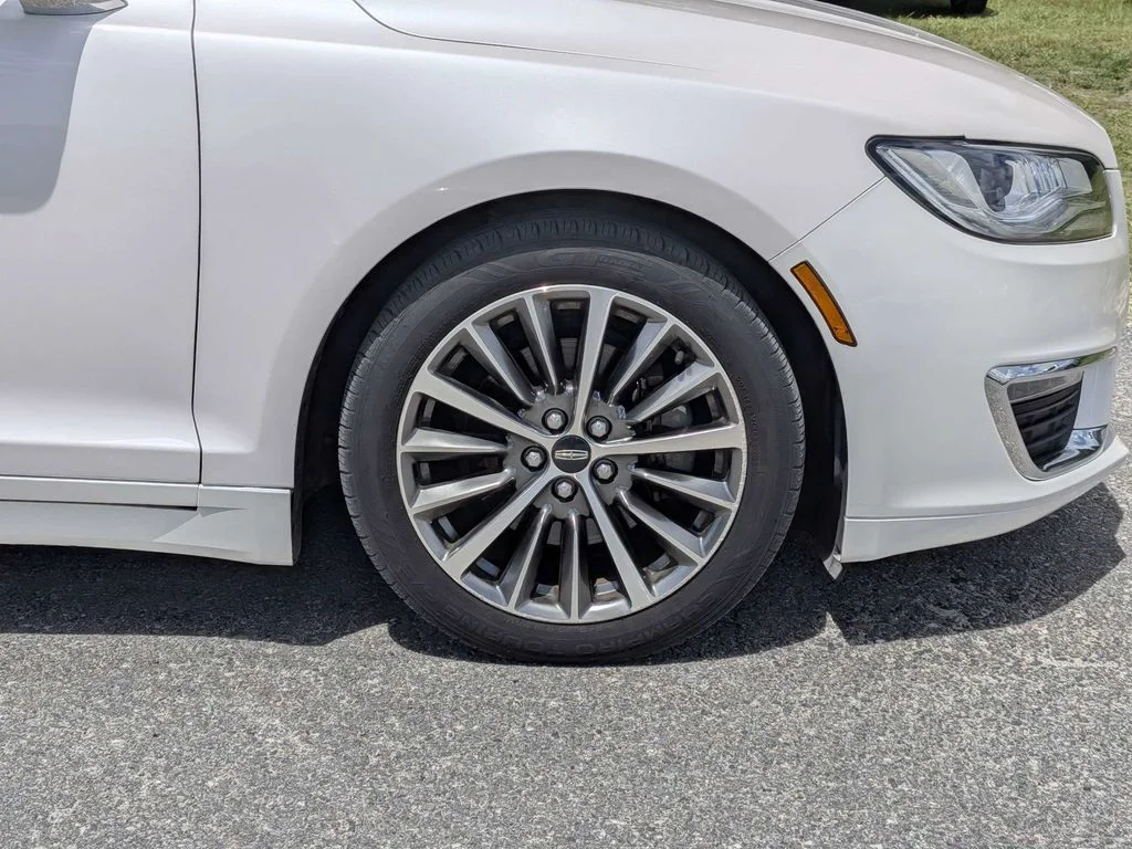 Used 2017 White Lincoln Premiere image 10