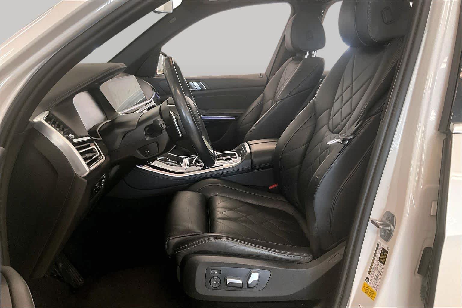 Used 2023 Mineral White Metallic BMW sDrive40i image 7