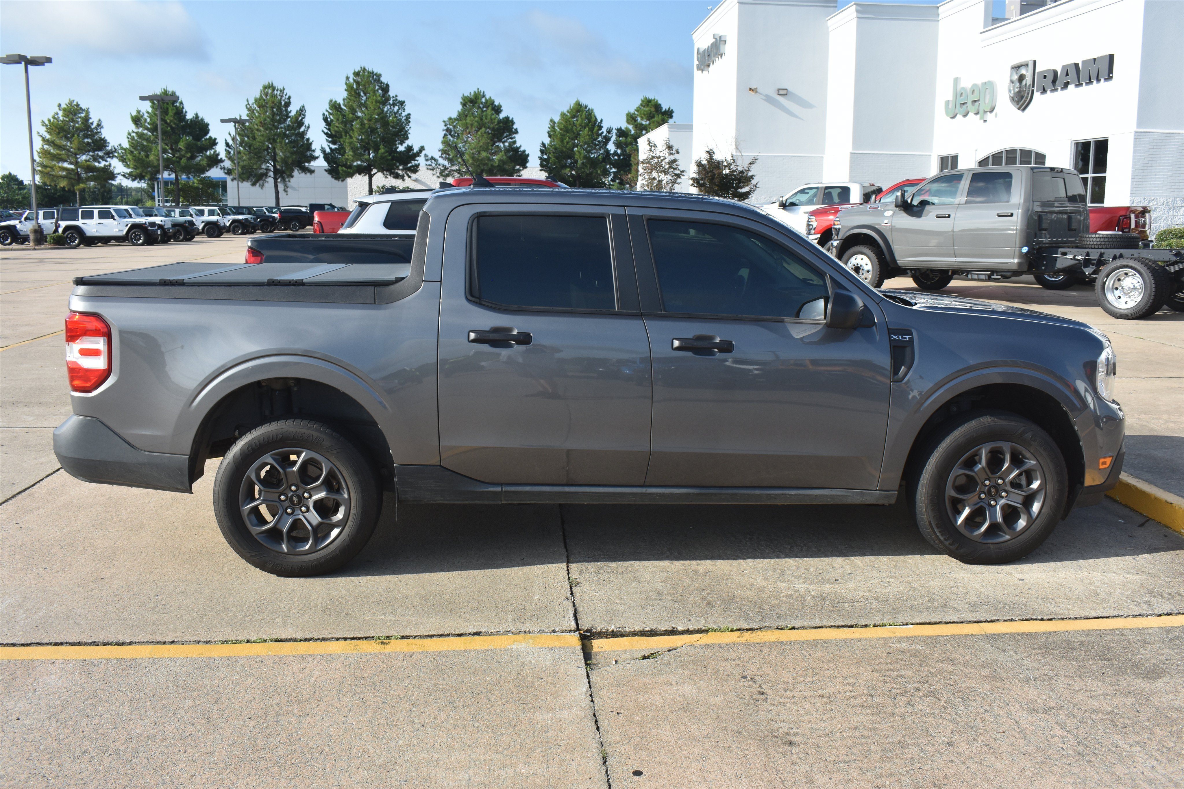 Used 2022 Gray Ford SUPERC image 4