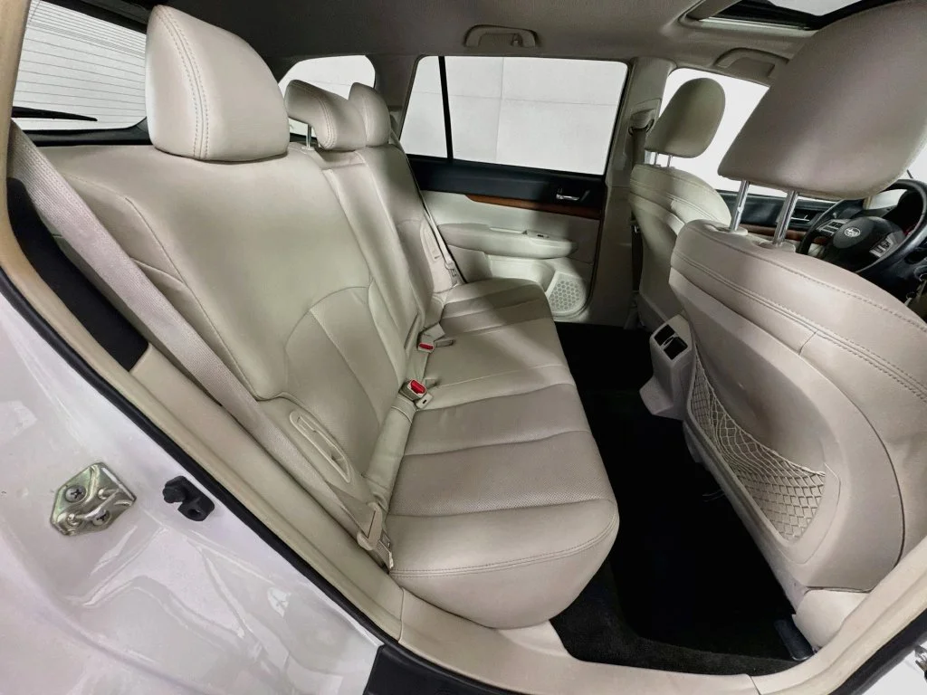 Used 2014 White Subaru 2.5i image 34