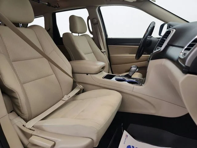 Used 2021 Granite Crystal Clearcoat Metallic Jeep Laredo E image 27