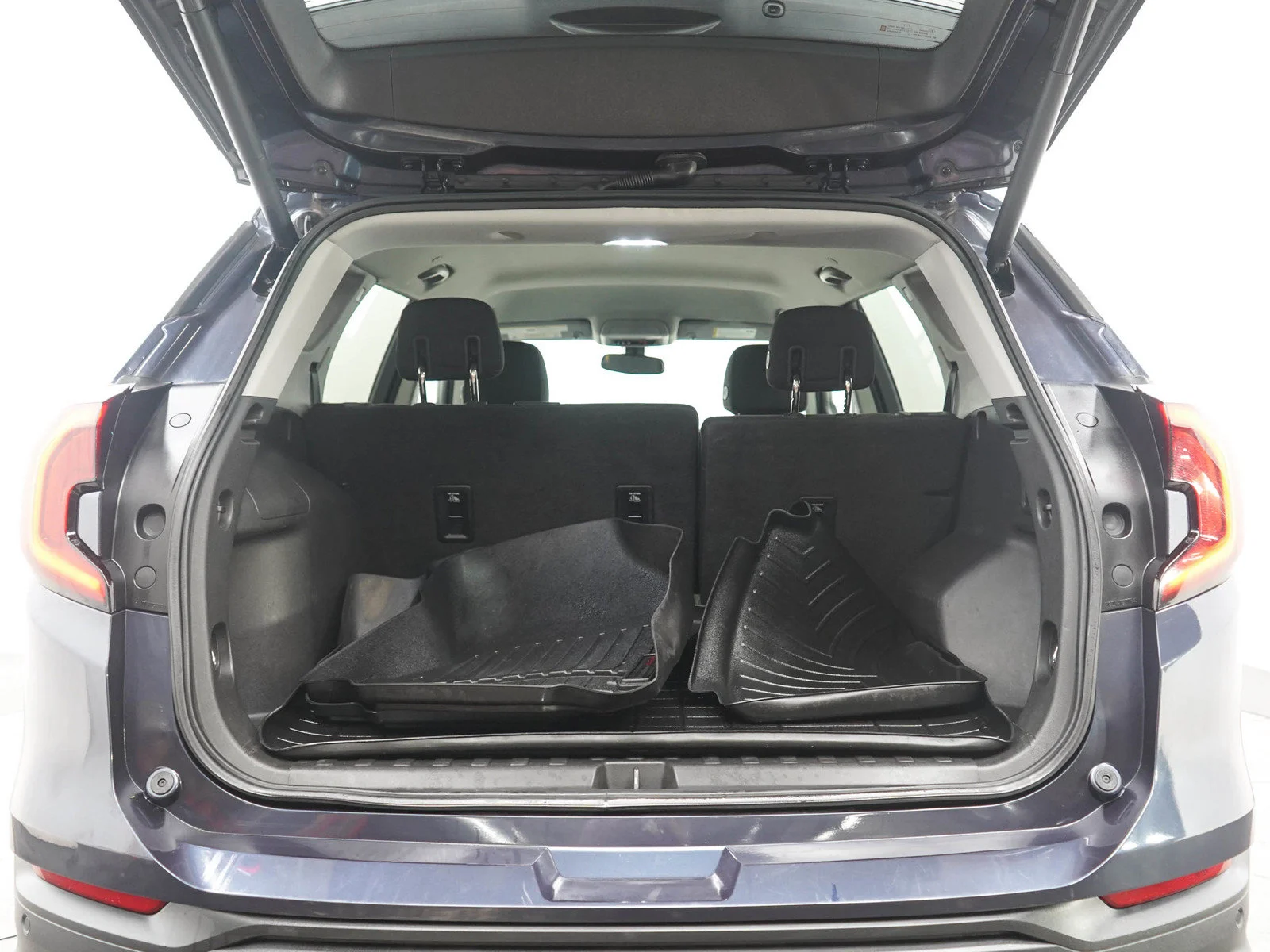 Used 2019 BLUE STEEL METALLIC GMC SLE image 17