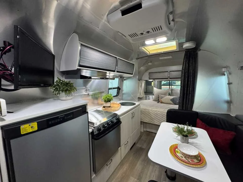 Used 2016 SILVER AIRSTREAM  image 9