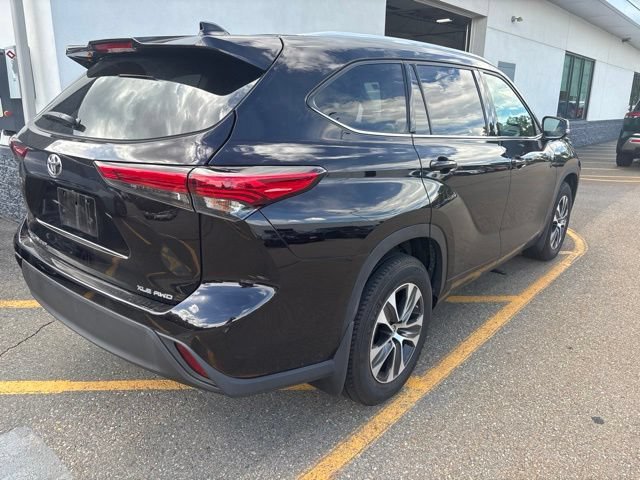 Used 2022 Amber Toyota XLE image 5