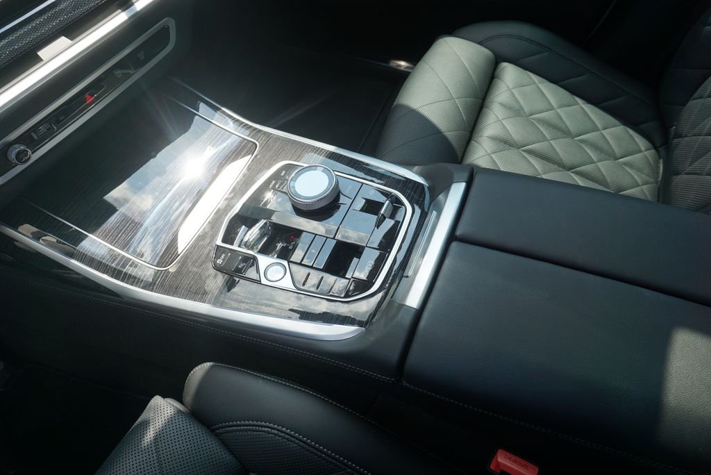 Used 2023 White Metallic BMW xDrive40i image 21