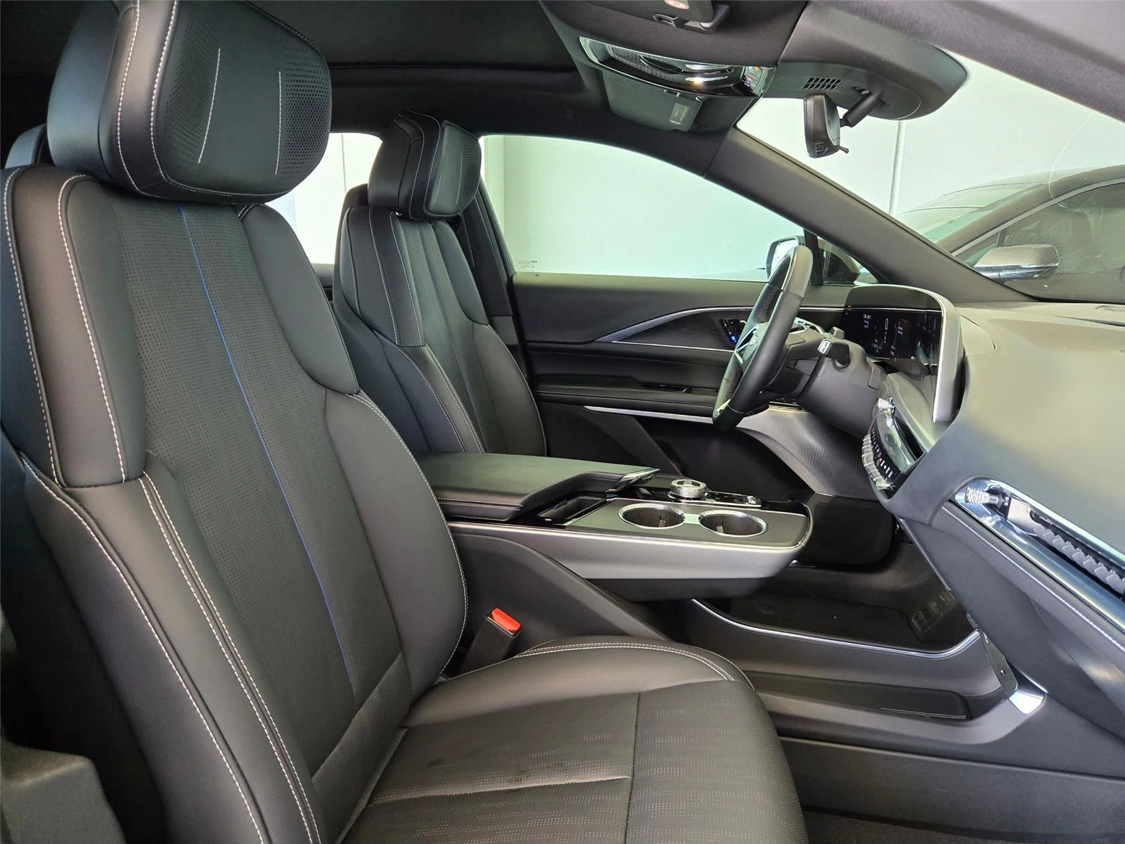 Used 2024  cadillac Sport image 27