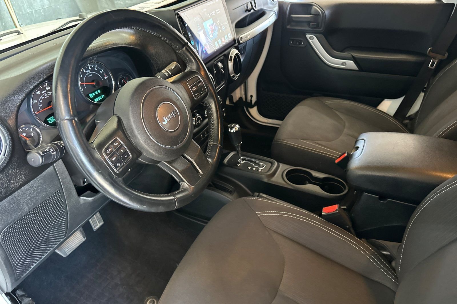 Used 2017 White Jeep Unlimited Sahara image 10
