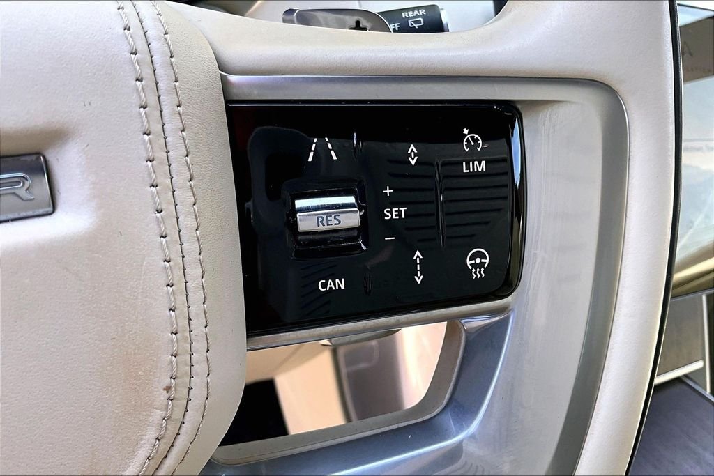 Used 2025 White Land Rover SE image 21