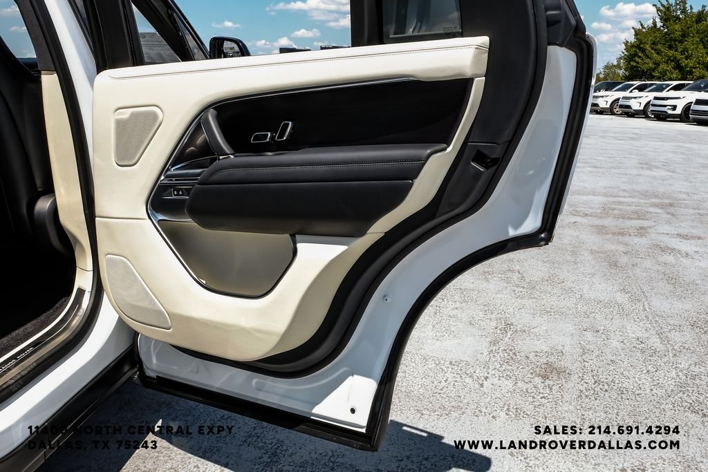 Used 2022 White Land Rover SE image 42