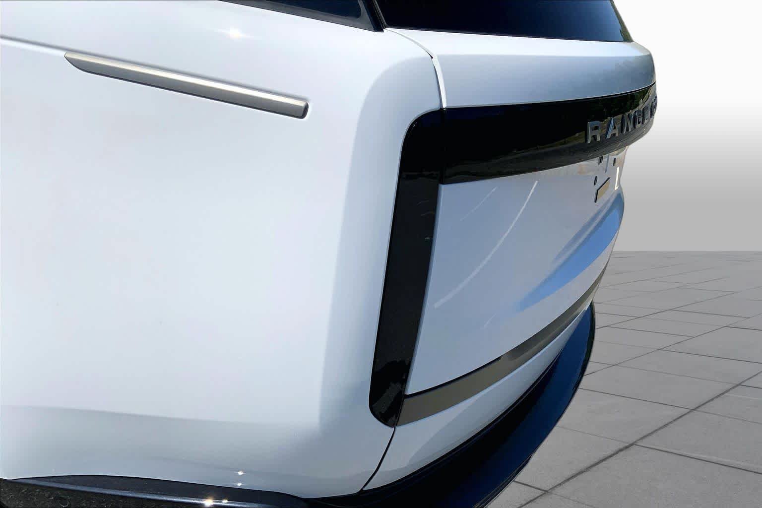 New 2026 Fuji White Land Rover SE image 5