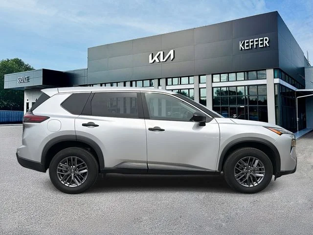 Used 2025 Silver Nissan S image 9