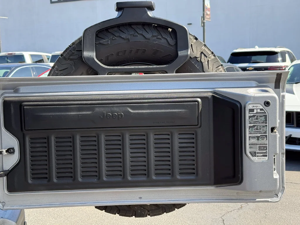 Used 2021  Jeep Unlimited Rubicon image 12
