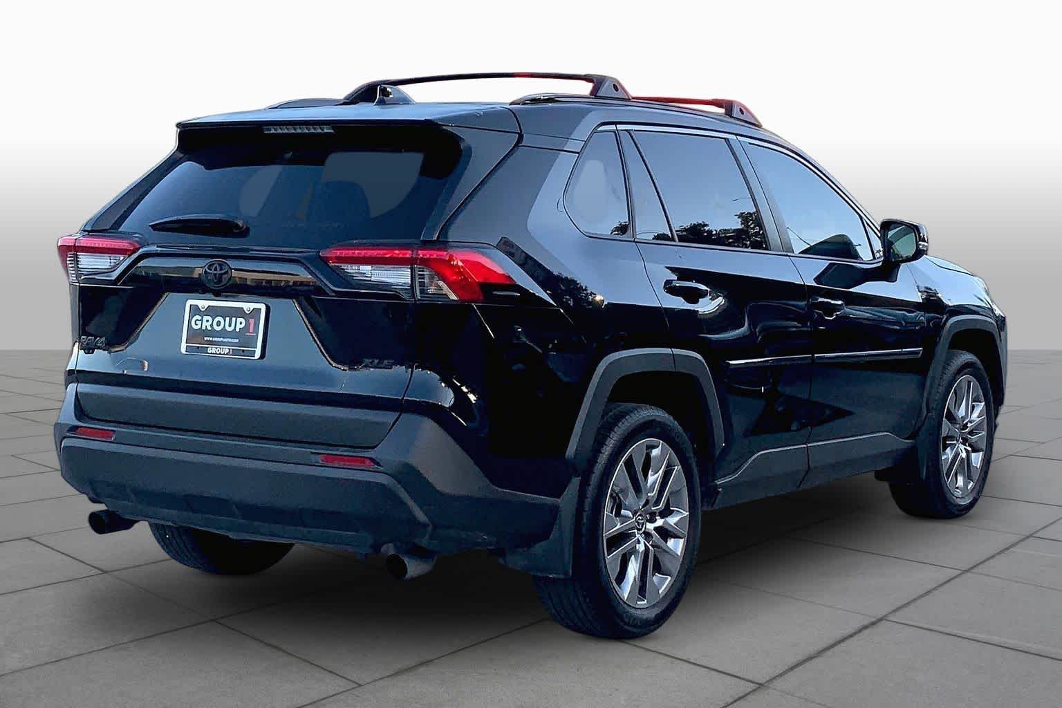 Used 2025 Midnight Black Metallic Toyota XLE Premium image 13