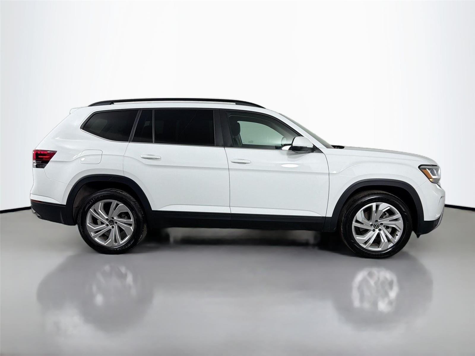Certified Used 2023  Volkswagen 2.0T SE w/Technology image 4