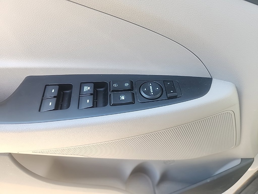 Used 2017 Winter White Hyundai SE image 26