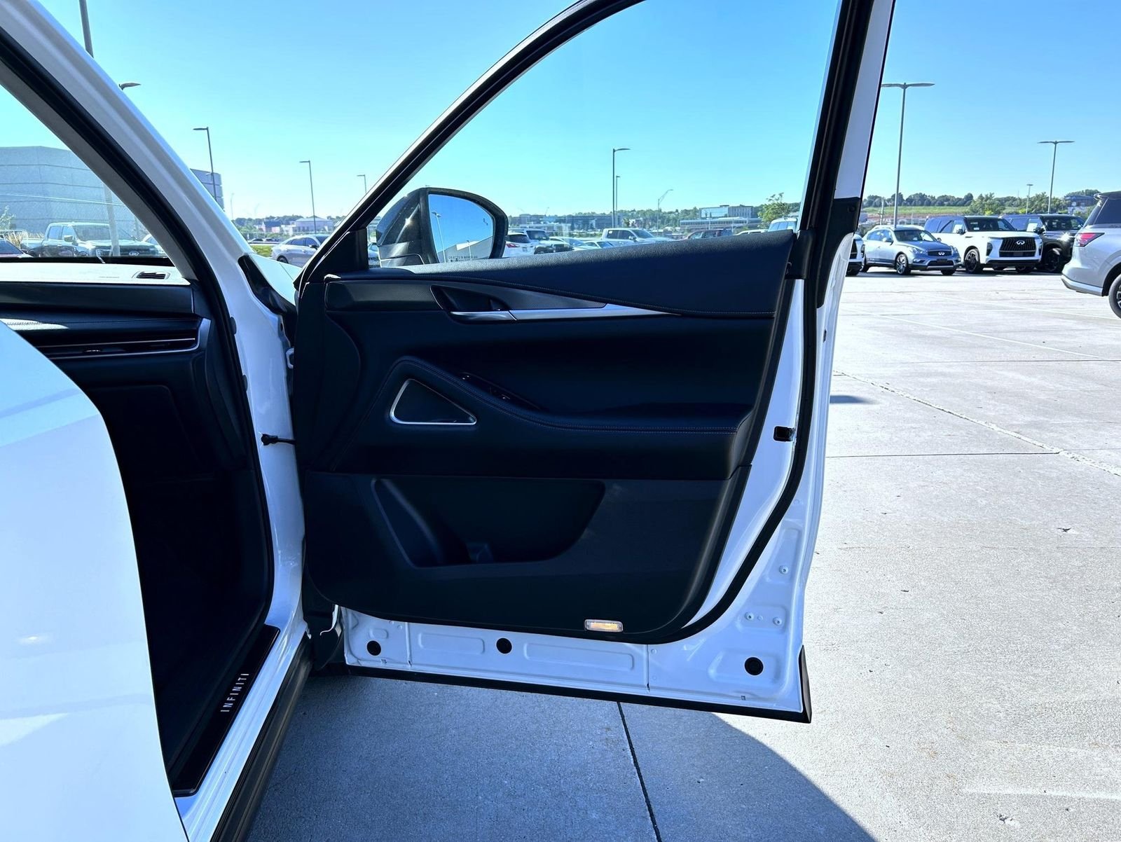 Used 2025 White INFINITI LUXE image 16