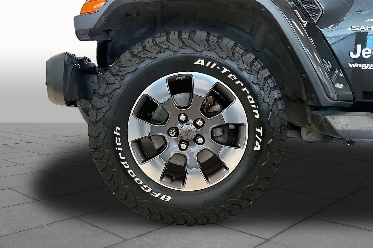 Used 2018 Black Clear Coat Jeep Sahara image 9