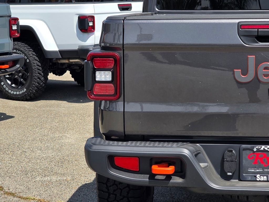 New 2026 Granite Crystal Metallic Clear-Coat Exterior Paint Jeep Mojave image 6