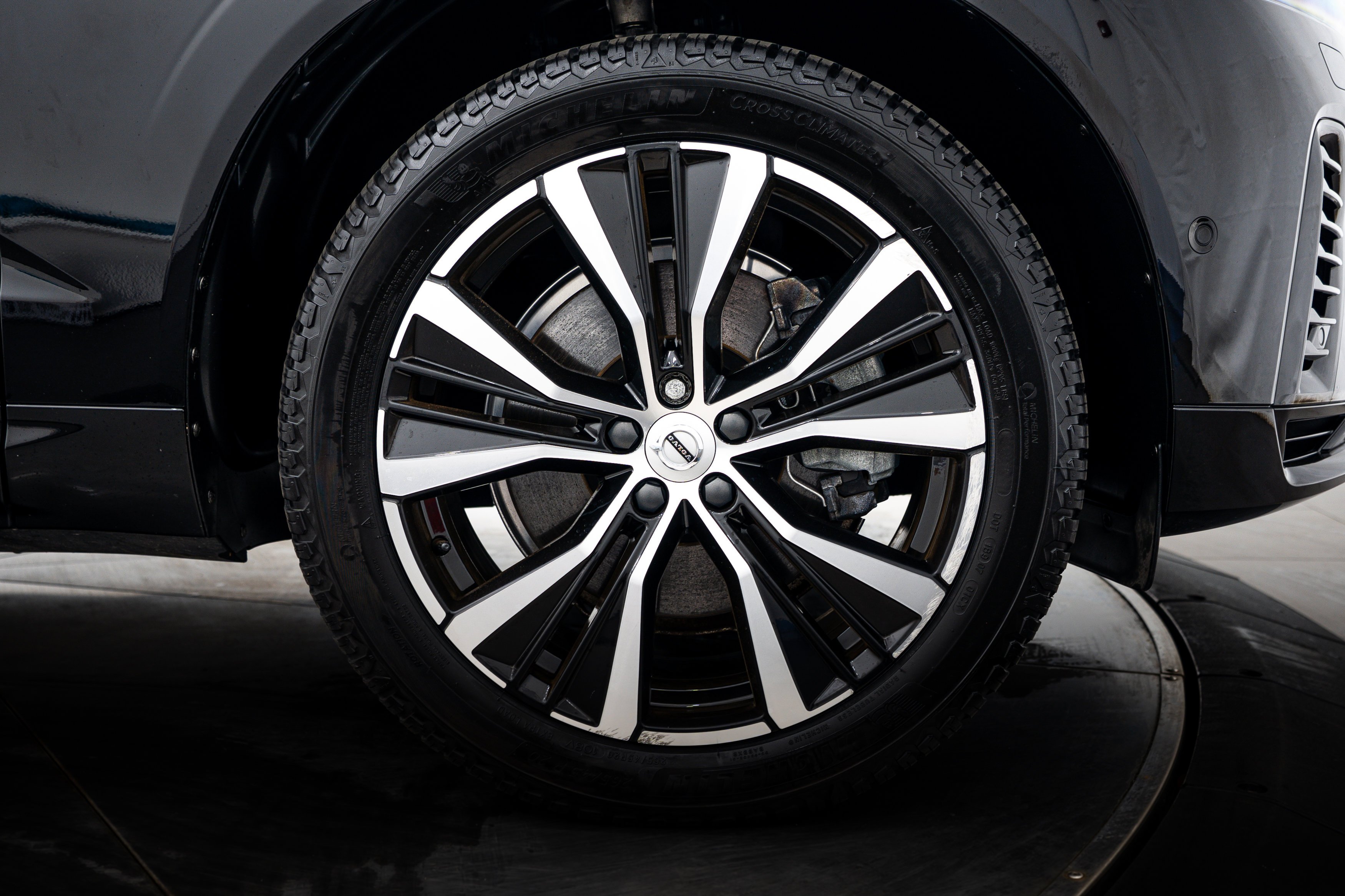 Used 2023 Onyx Black Metallic Volvo Ultimate Dark Theme image 25