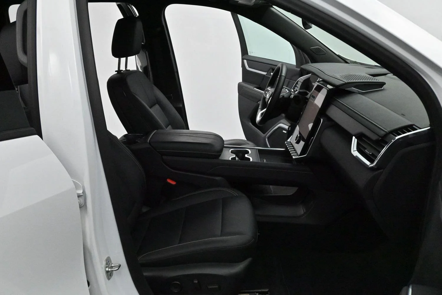 Used 2024 Summit White GMC FWD Elevation image 32