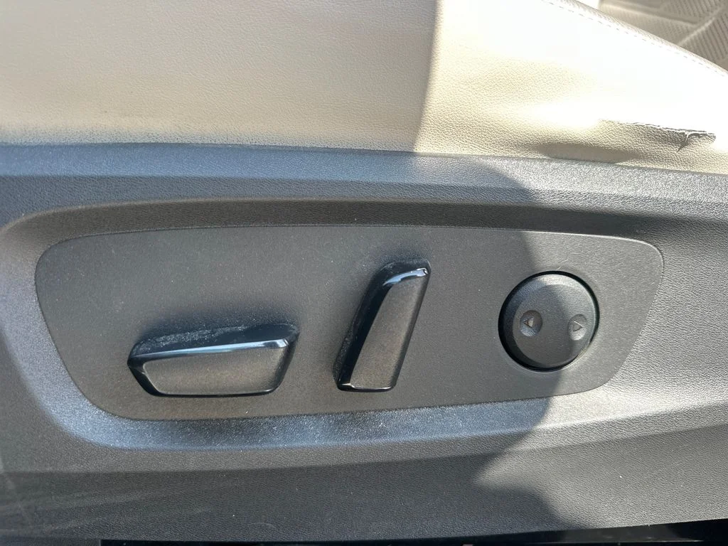 Used 2022 Gray Nissan Platinum image 19