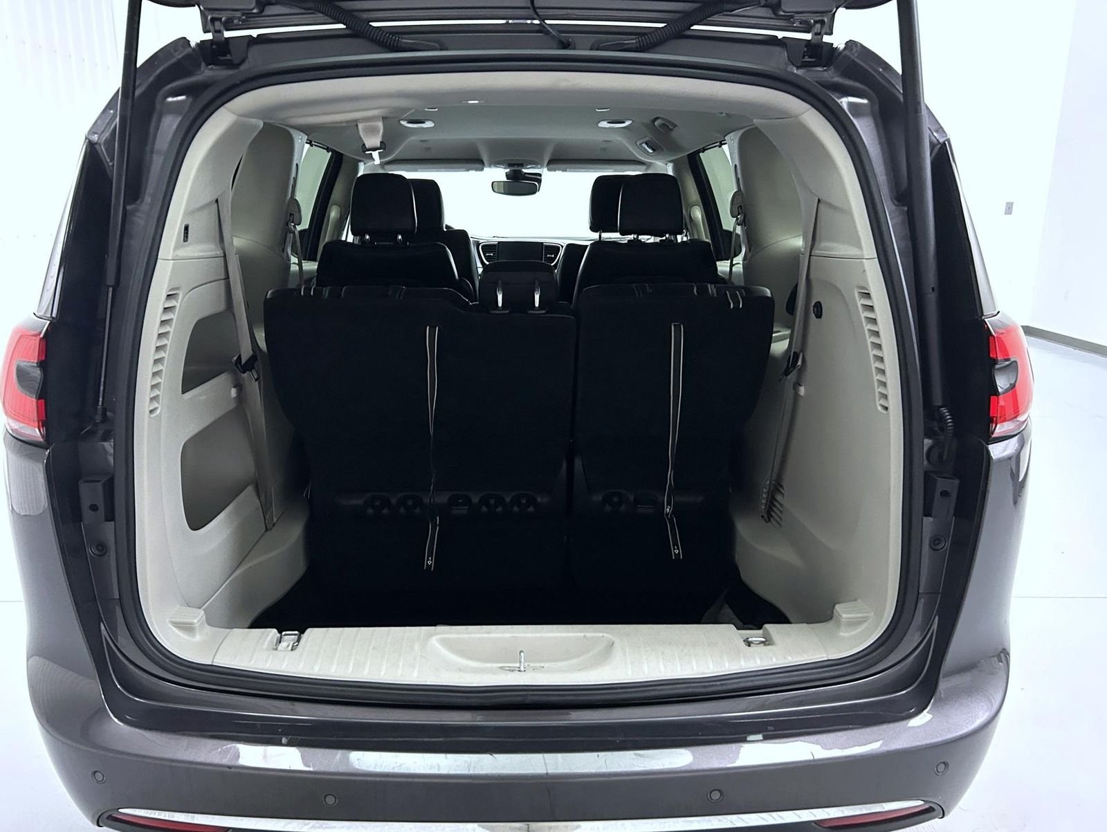 Used 2023 Gray Chrysler Touring L image 20