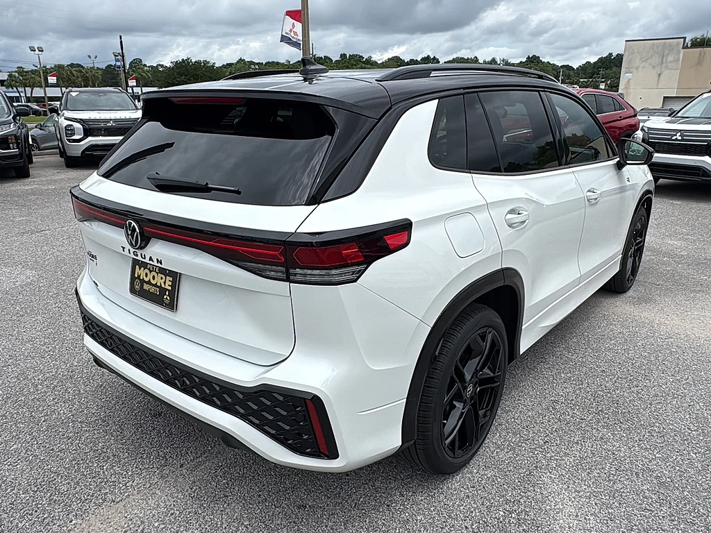 New 2026 Opal White w/ Deep Black Roof Volkswagen SE R-Line Black FWD image 5