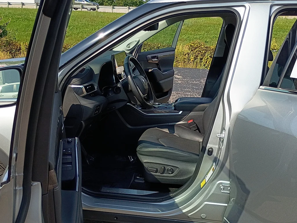 Used 2023 Celestial Silver Metallic Toyota Platinum image 11