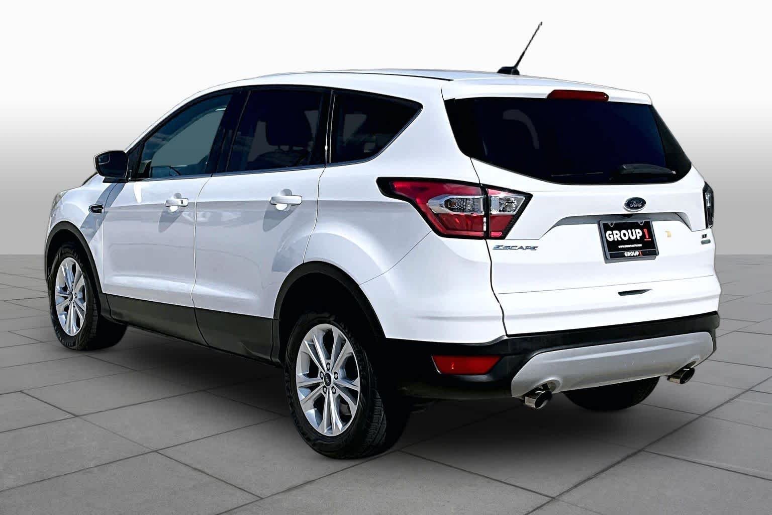 Used 2017 Oxford White Ford SE image 11