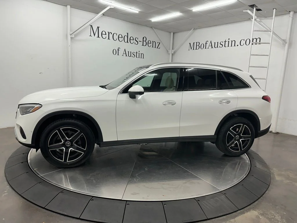 New 2027 White Mercedes-Benz GLC 300 image 4