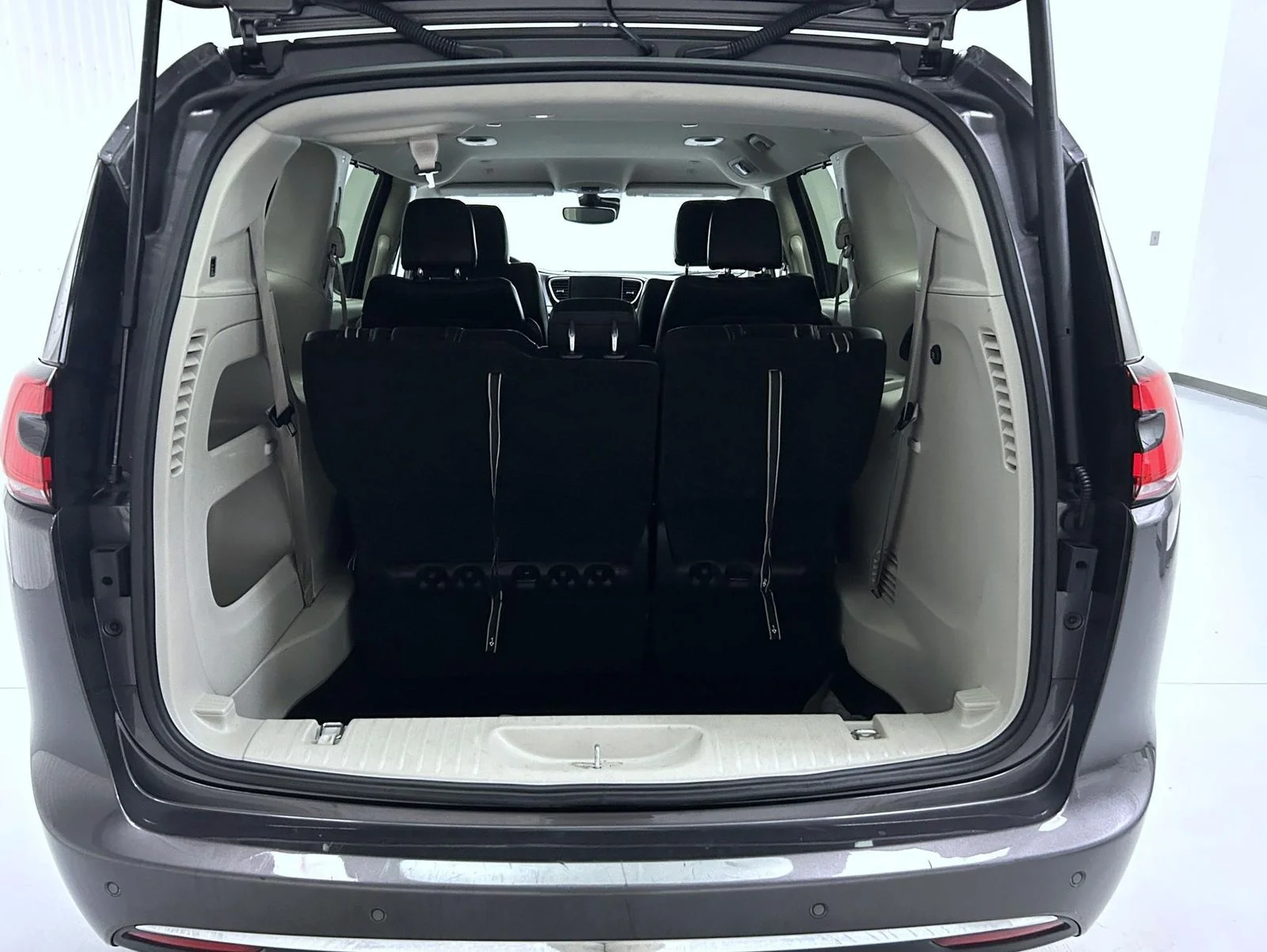 Used 2023 Gray Chrysler Touring L image 20