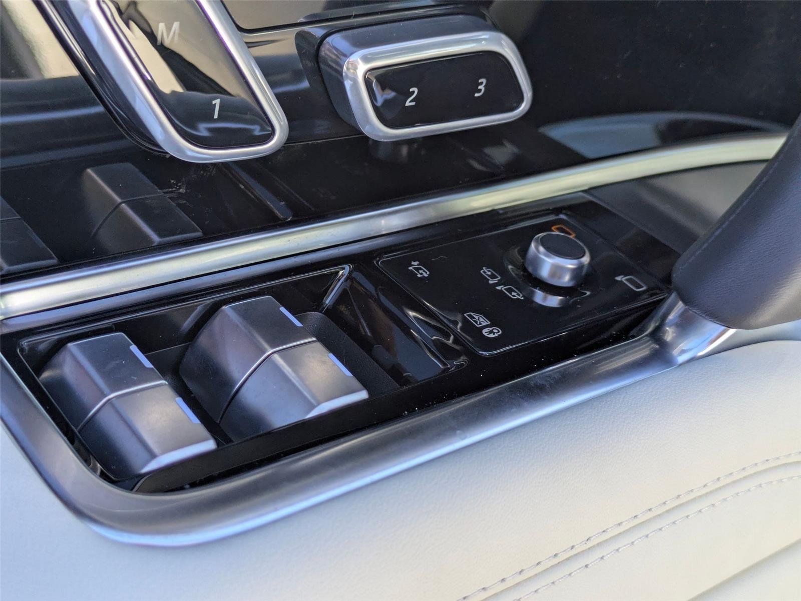 New 2026 Ostuni Pearl White Land Rover Autobiography image 12