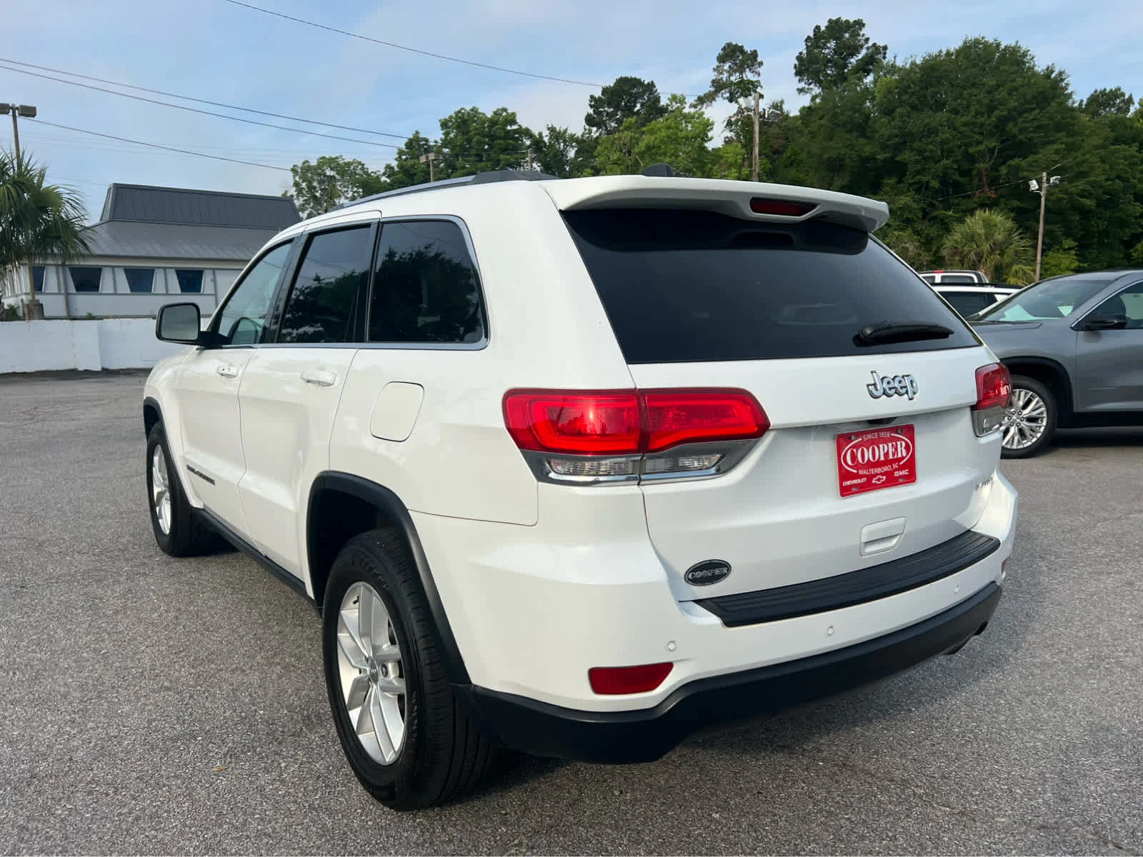 Used 2018  Jeep Laredo E image 4