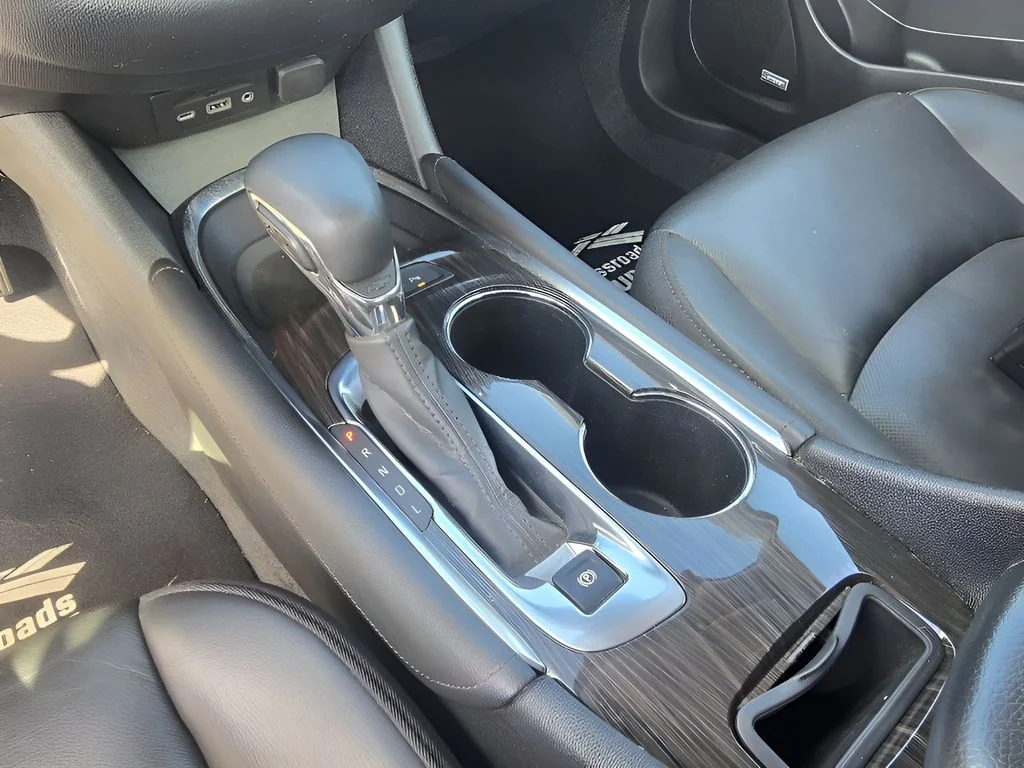 Used 2024 Summit White Chevrolet LT image 19