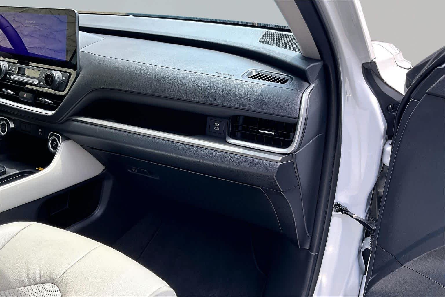 Used 2024 Wind Chill Pearl Toyota XLE image 19