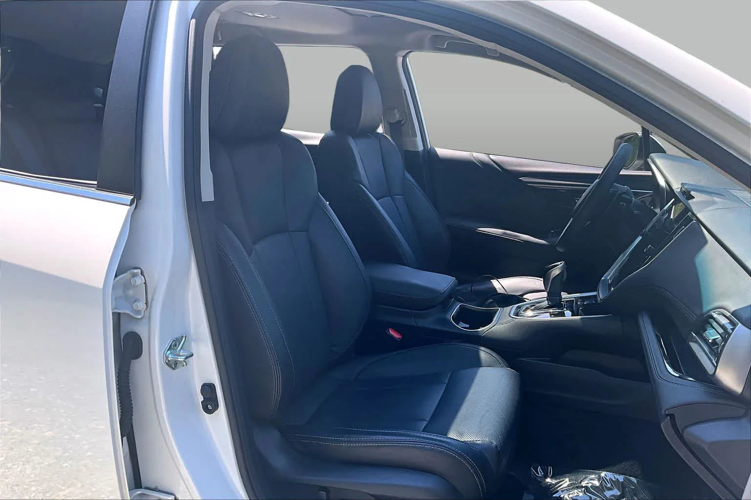 Used 2022 Crystal White Pearl Subaru Limited image 9