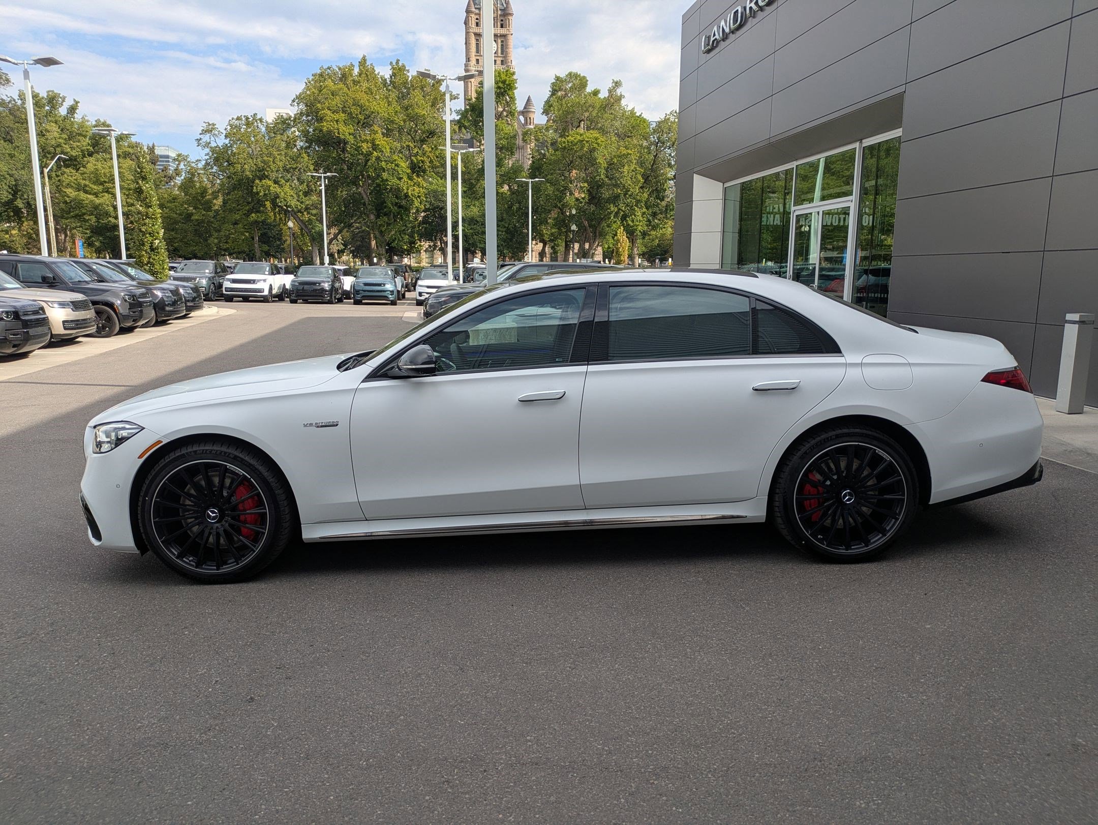 New 2026 MANUFAKTUR Signature Moonlight White Magno Mercedes-Benz AMG® S 63 E image 7