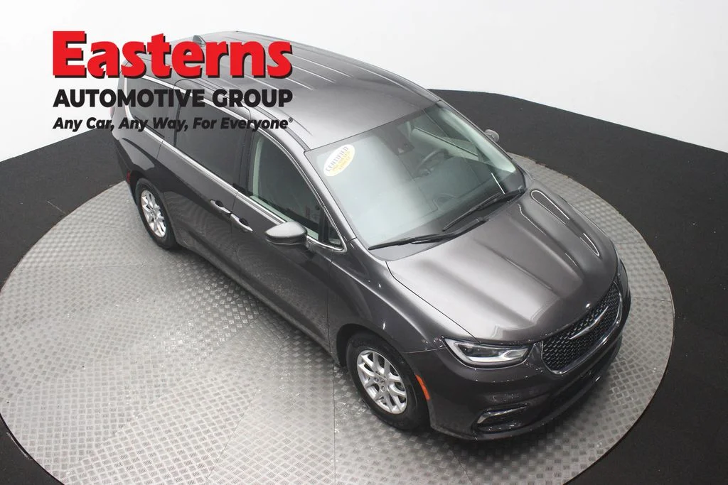Used 2023 Gray Chrysler Touring L image 3