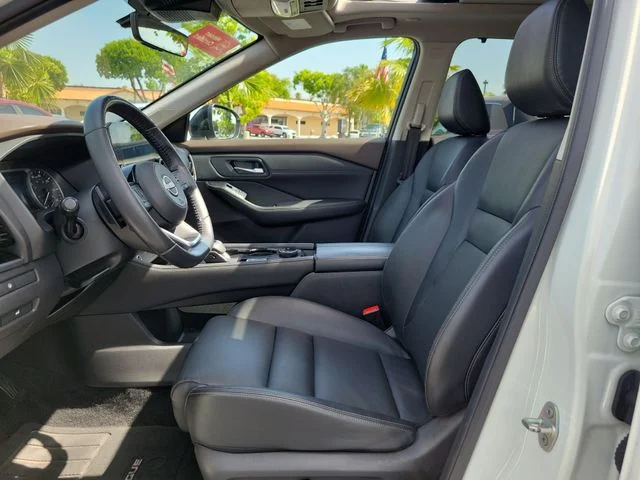 Used 2023 White Nissan SL image 19