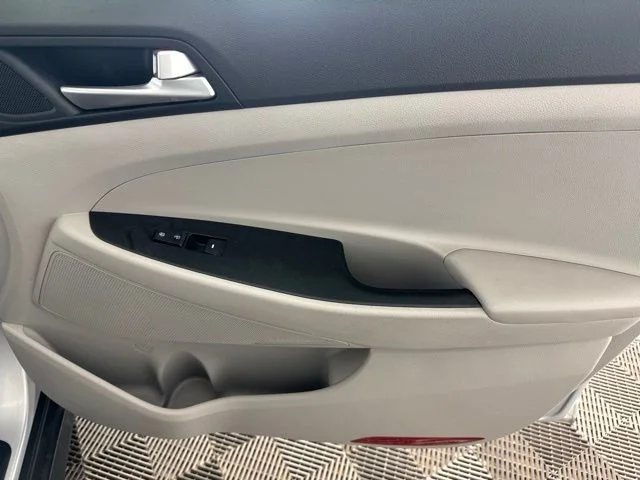 Used 2019 Silver Hyundai SE image 19