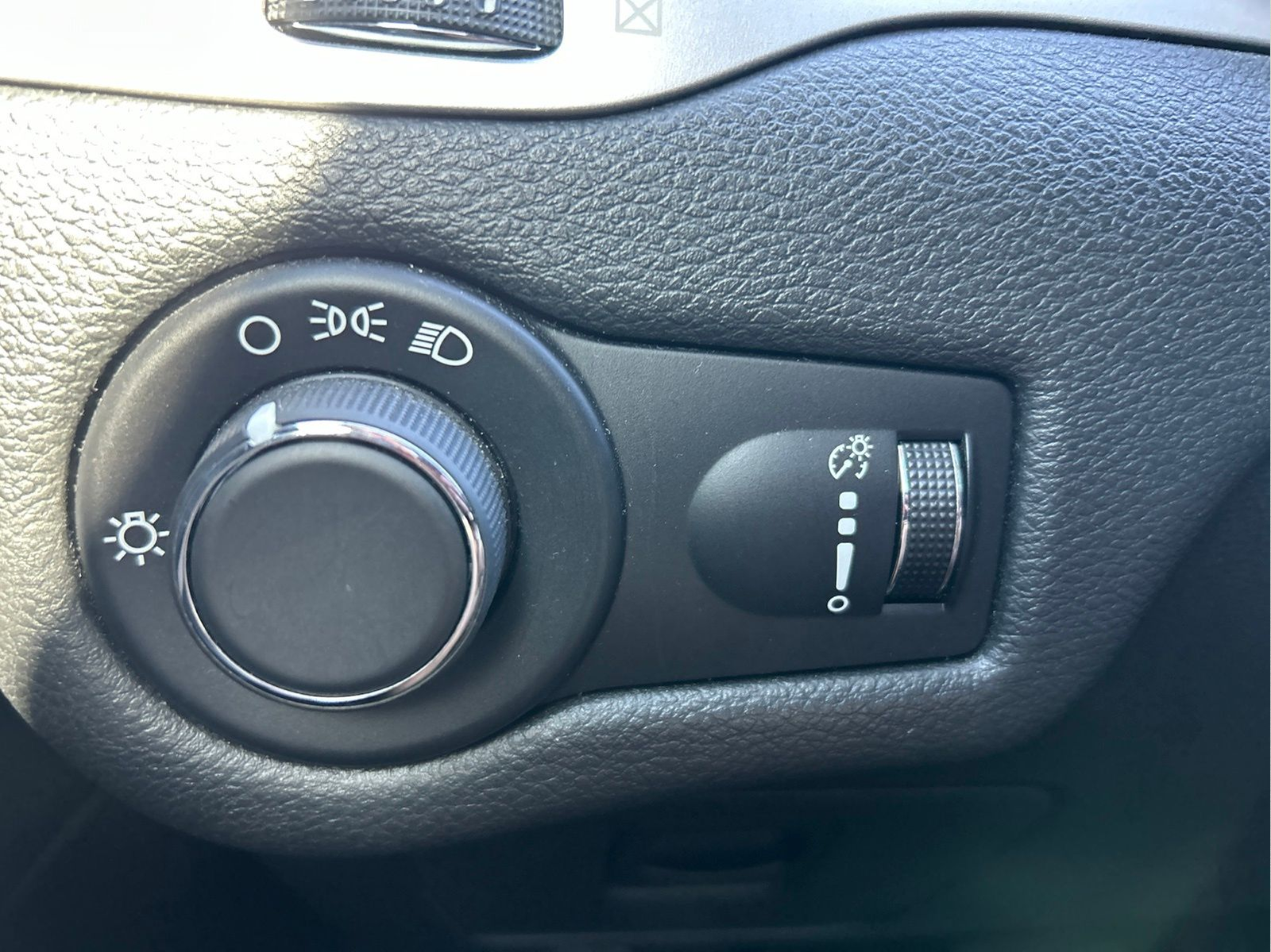 Used 2015 White Jeep Sport image 25