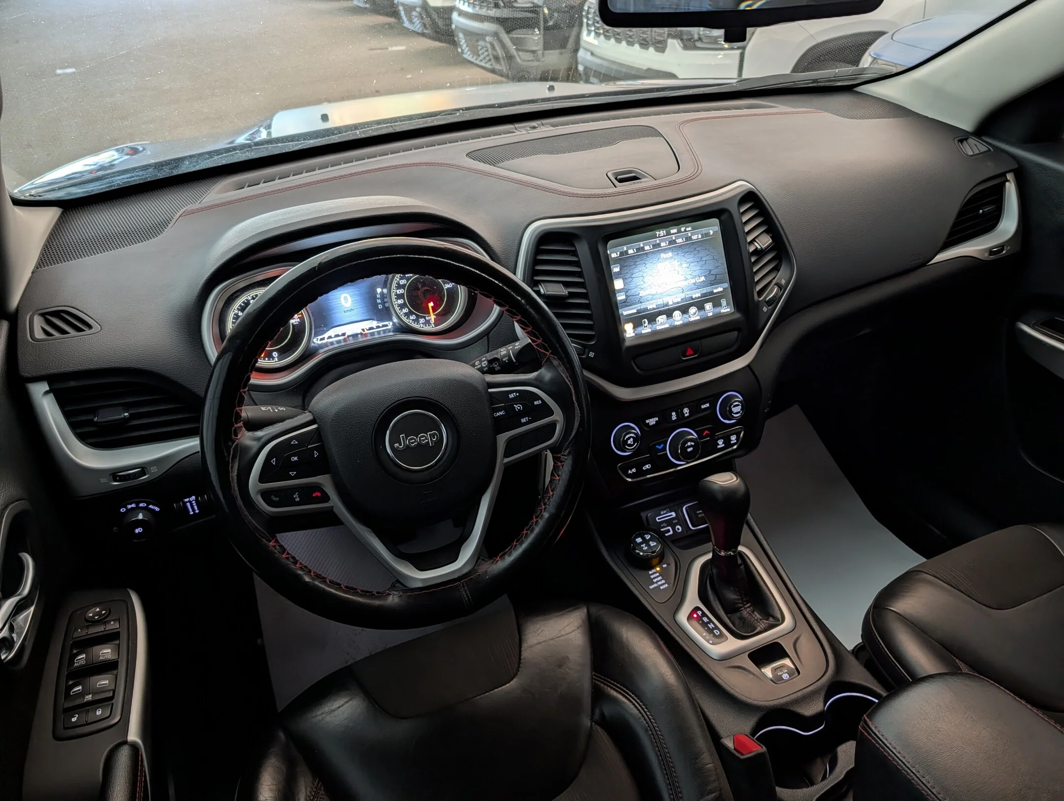 Used 2017 Grey Jeep Trailhawk - Leather - Uconnect 8.4 Touchscree - 4WD 4dr Trailhawk image 25