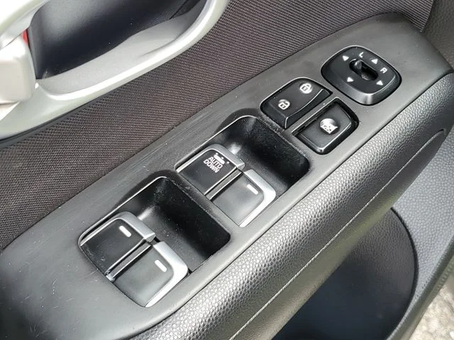 Used 2018 Green Kia Base image 19