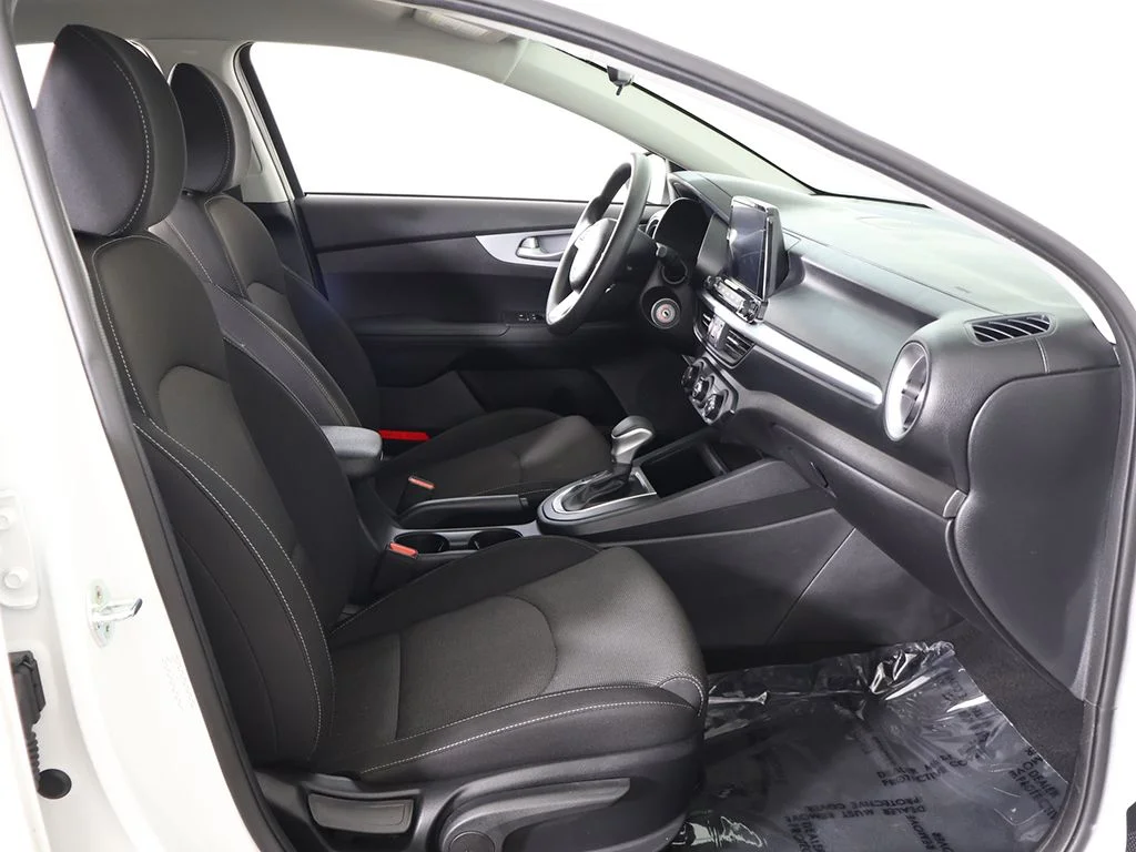 Used 2022 White Kia LXS image 30