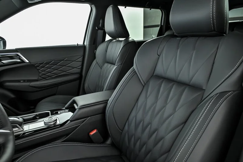 New 2026 White Diamond w/ Black Roof Mitsubishi Black Edition image 13