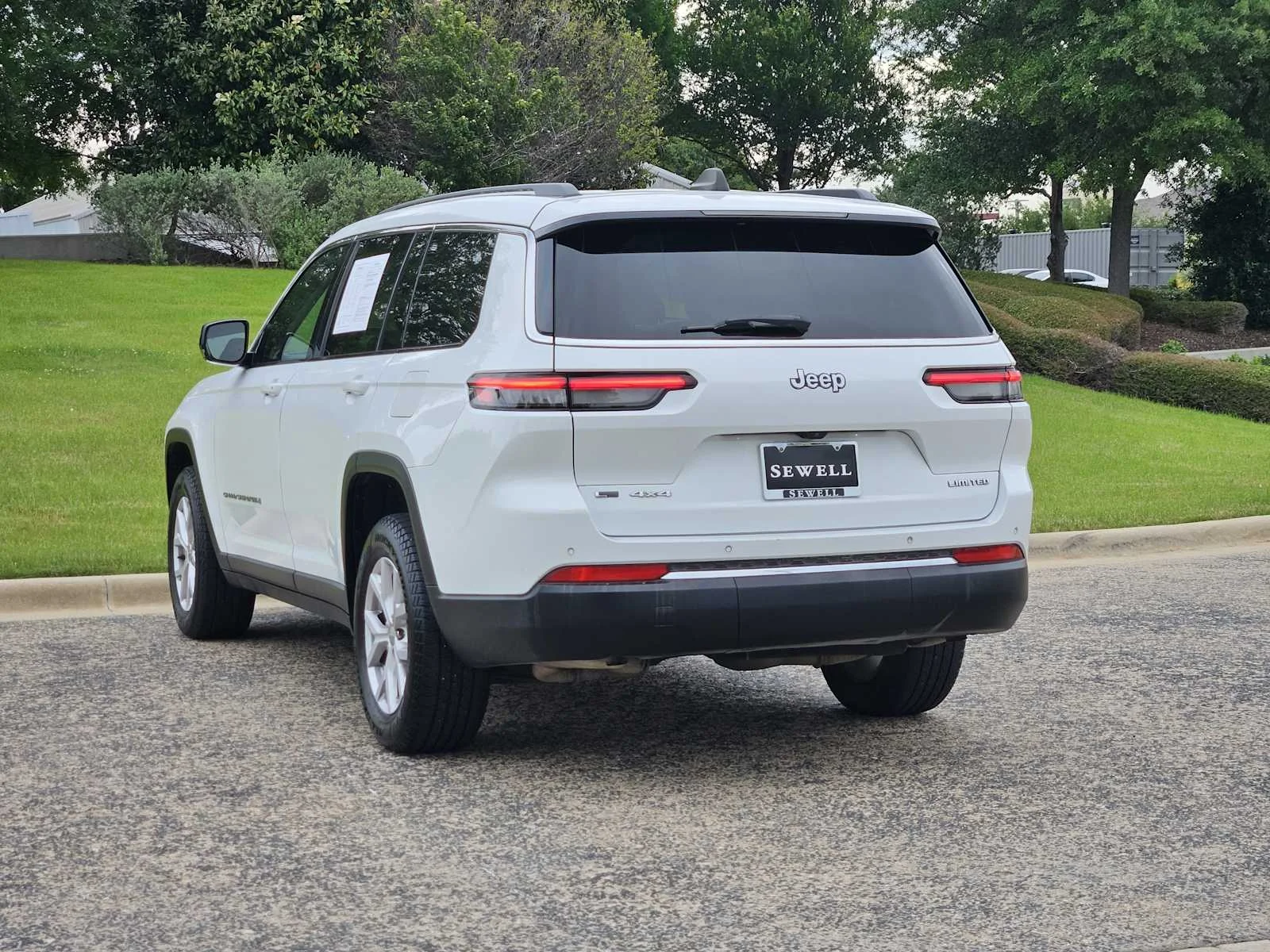 Used 2022 Bright White Clearcoat Jeep Limited image 4